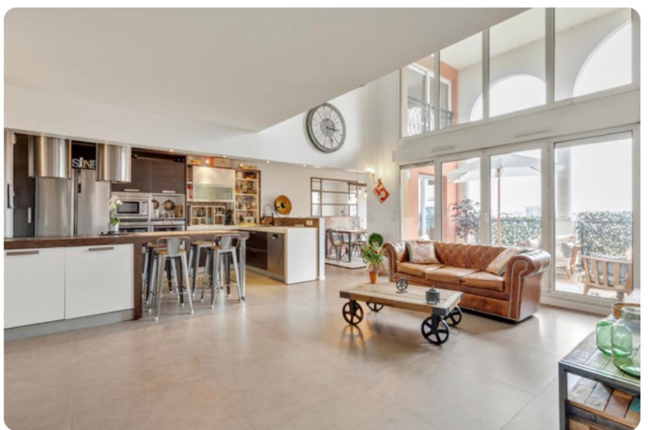 Luxe La Defense U-arena Homestay *